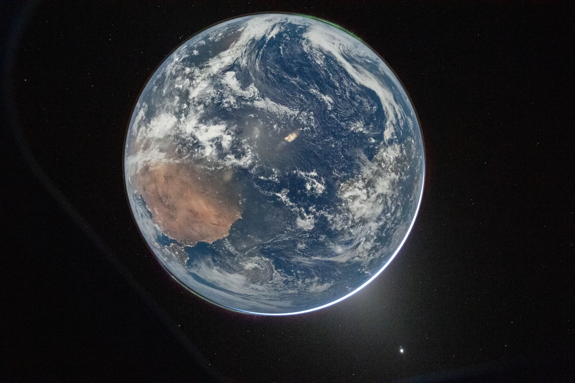 NASA publica imagem da terra tirada na missão Artemis II